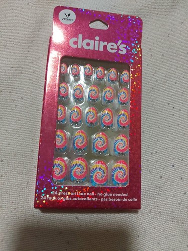 Claire's NEW 24 Faux Nails - Glue Included - Picture 2 of 4