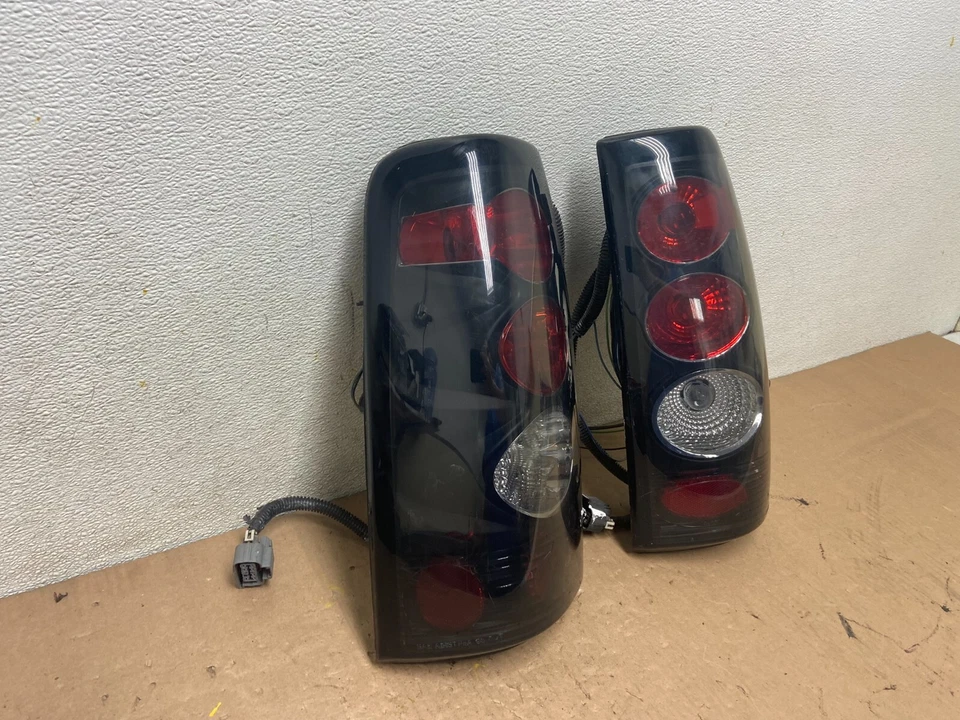 Conjunto de lanternas traseiras laterais esquerda+direita 2003 a 2006 Chevrolet Silverado 1500 2500 E2666 - Imagem 3 de 4