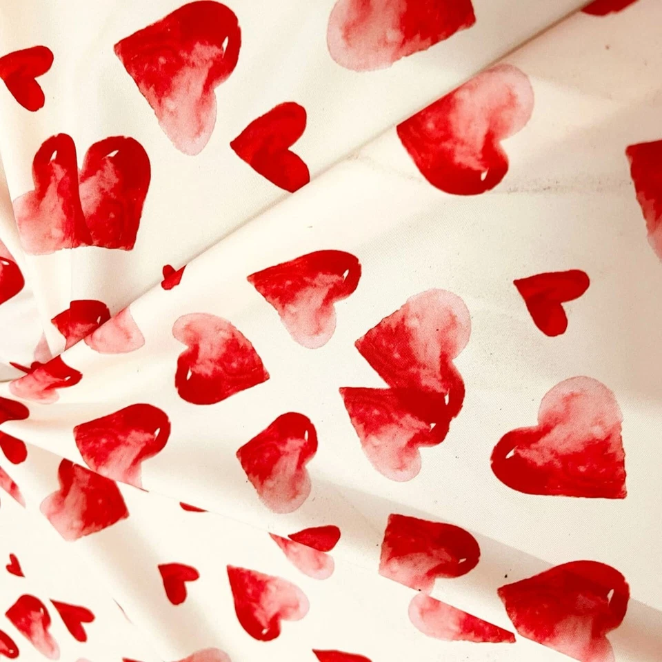 Traje de baño de tela elástica de 4 vías con estampado de corazones de San Valentín 60" de ancho por yarda Foto 2 de 4