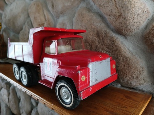 International Harvester Hydraulic Dump Truck. MFG 1960S MADE BY ERTL - Picture 5 of 13