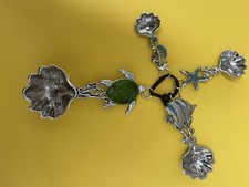 Cucharas medidoras junto al mar con caballito de mar, estrella de mar, pez ángel y tortuga