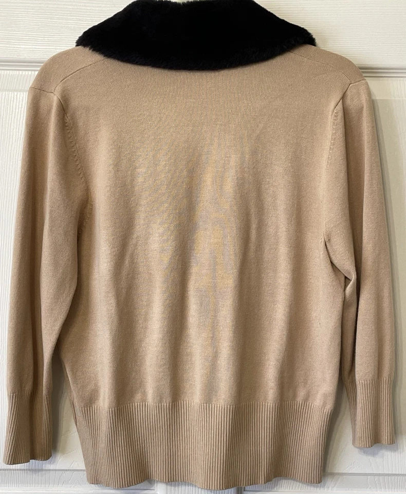 Suéter cárdigan tostado con cuello de piel negro con cierre de cristales. Talla grande, Apt 9 Foto 2 de 4