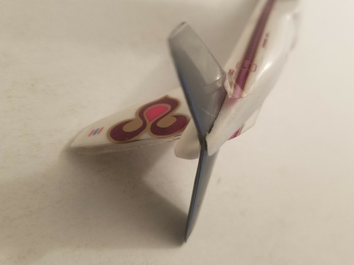 Avión de escritorio modelo de plástico vintage Thai Airways Airlines Boeing 747 HS-TGD #2 - Imagen 7 de 9