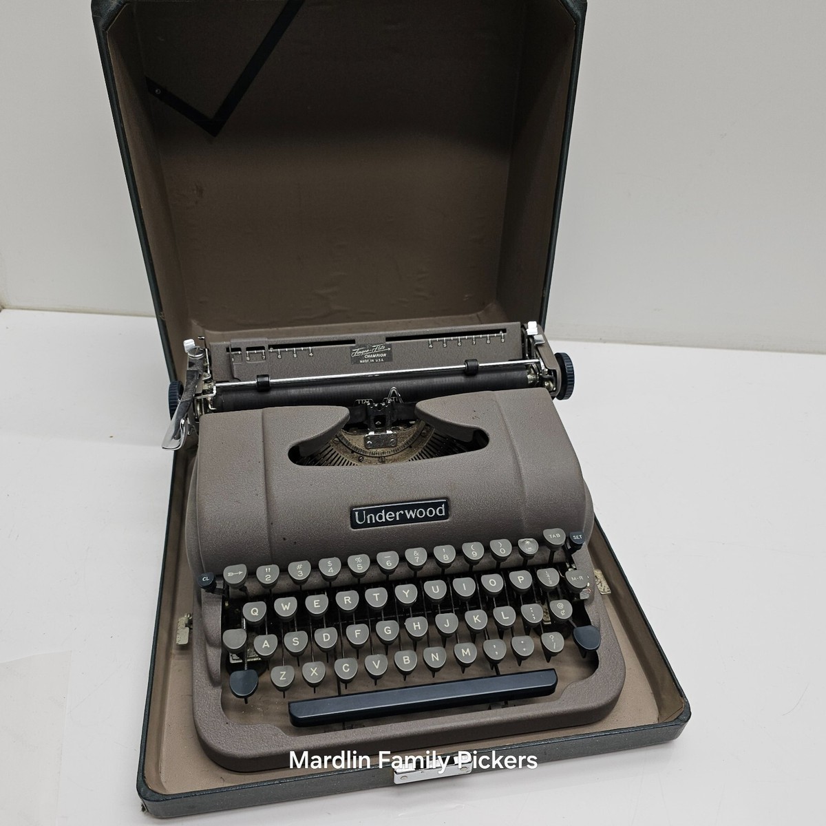 Underwood Finger-Flite Champion Portable Typewriter With Case