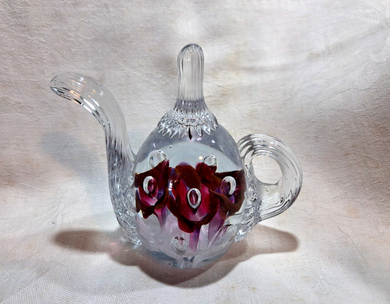 Vintage Gibson Art Glass 1999 Teapot Paperweight / Ring Holder Burgundy Lilies