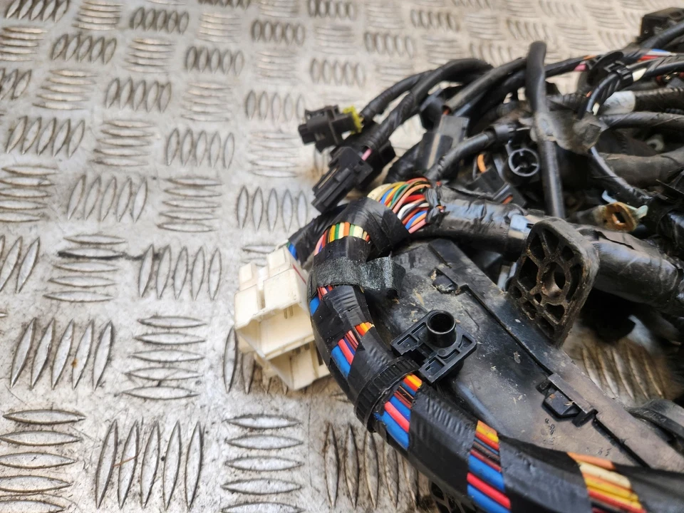 KIA PICANTO ENGINE WIRING LOOM & FUSE RELAY BOX 1.0 PETROL G3LA MK2 2011 - 2017 - Image 2 of 4