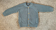 NEXT Jungen Strick Cardigan Pullover mit Knöpfen und V-Ausschnitt Langarm 2-3 Jahre