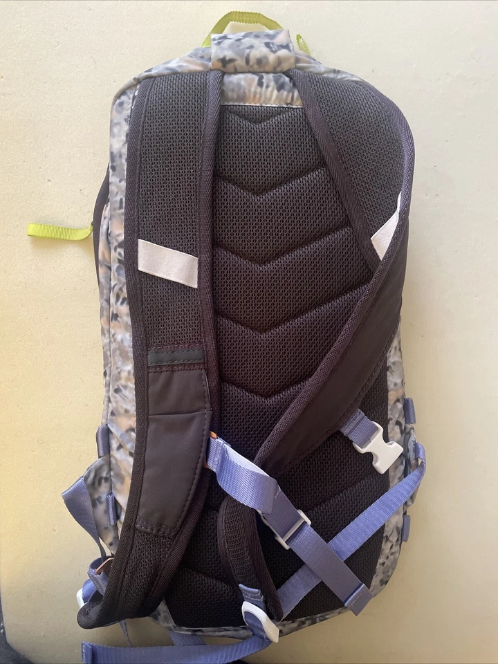 Mochila de trabajo rara Lululemon Run From Not So Petite Fleur cuchara plateada camuflada Foto 2 de 3