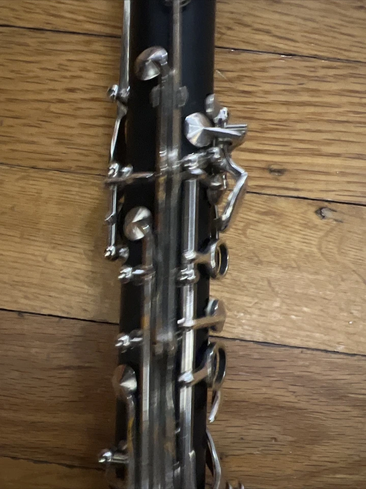 Clarinete vintage Estate Conn (?) Para piezas de reparación sin campana ni estuche se ve limpio Foto 4 de 4