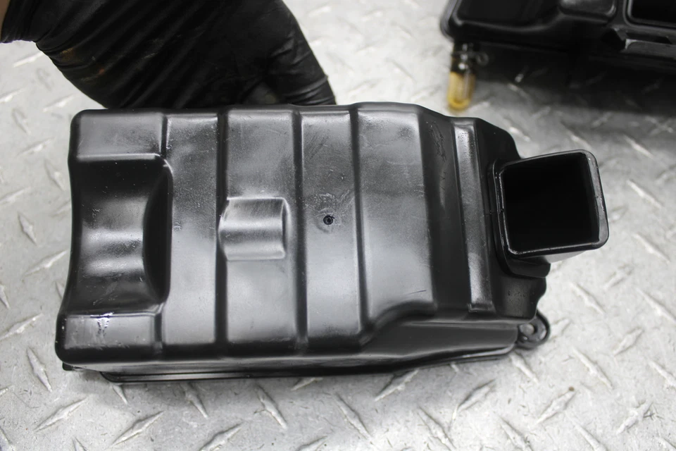 Suzuki GW250F 2015 caja de aire caja de filtro de admisión de aire 13700-48H02 Foto 3 de 4