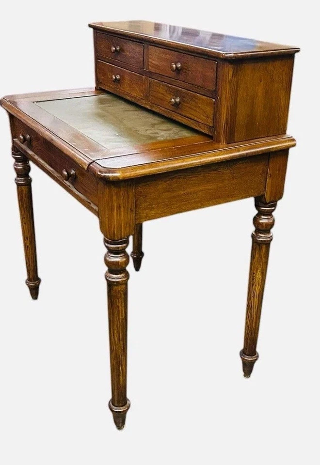 Escritorio estilo Sheraton de nogal temprano con patas altas torneadas y tapa de cuero Foto 3 de 3