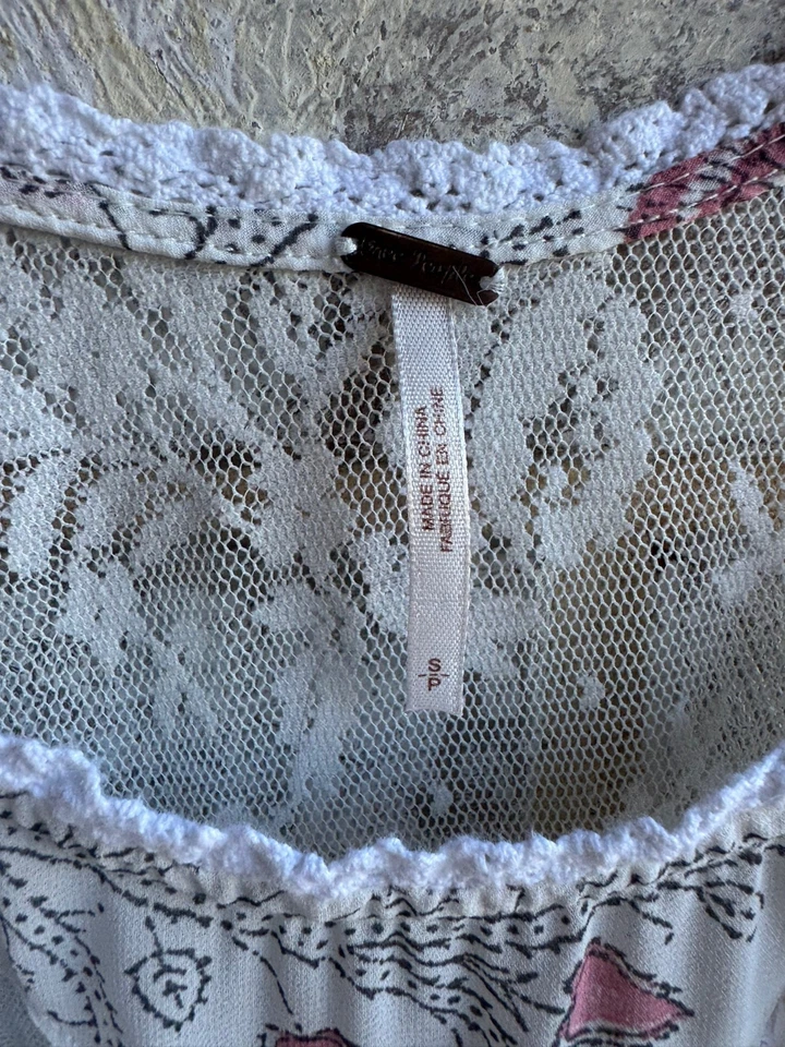 Camiseta sin mangas Free People con estampado de cachemira en capas de encaje lateral corbata talla S Foto 3 de 4