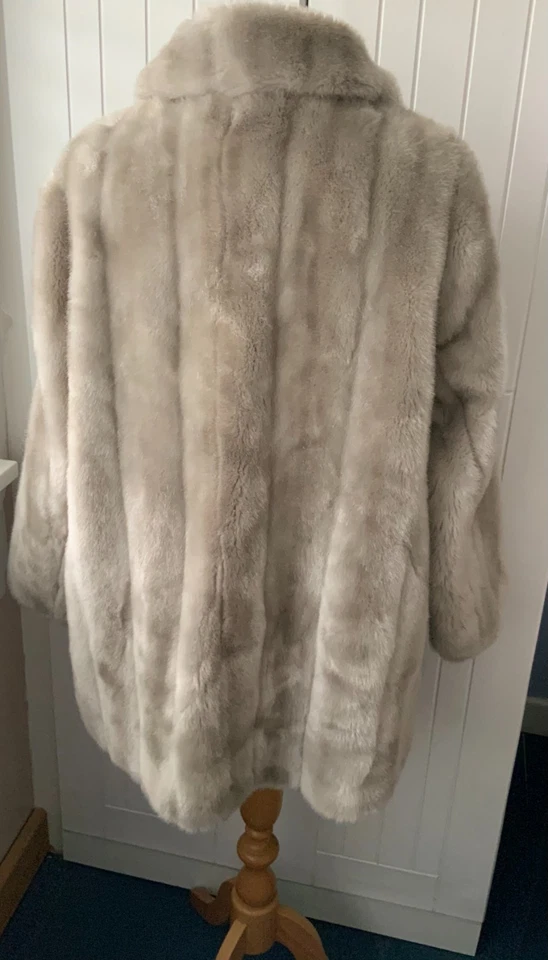 Abrigo/chaqueta de piel sintética beige/ visón claro autógrafo M&S talla UK 20 usado estado Foto 4 de 4