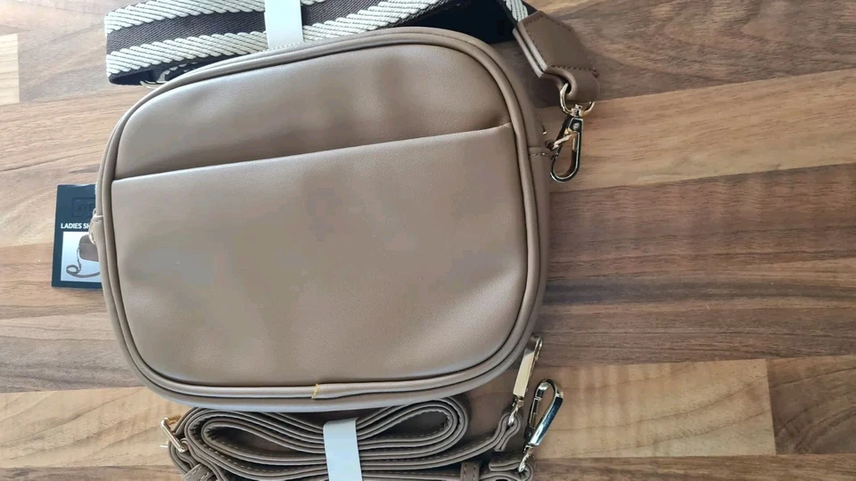 Bolso de Hombro Avenue Marrón Antirrobo con Detalle Dorado, 2 Correas Ajustables Foto 3 de 4