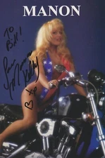MANON KELLEY~FEMME FATALE~ON A HARLEY DAVIDSON~ORIG HAND SIGNED/AUTO POSTCARD~(1