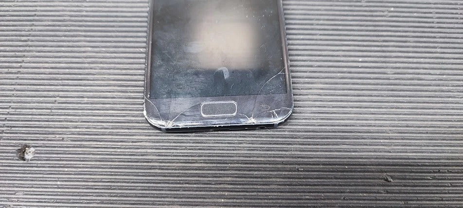 Samsung Galaxy A3 SM-A320FL - Pantalla rota cuenta bloqueada funcionando Foto 2 de 4