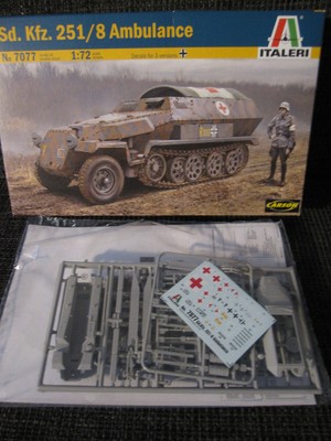 Sd.Kfz. 251/8 Ambulance von Italeri im Maßstab 1:72 *NEU*