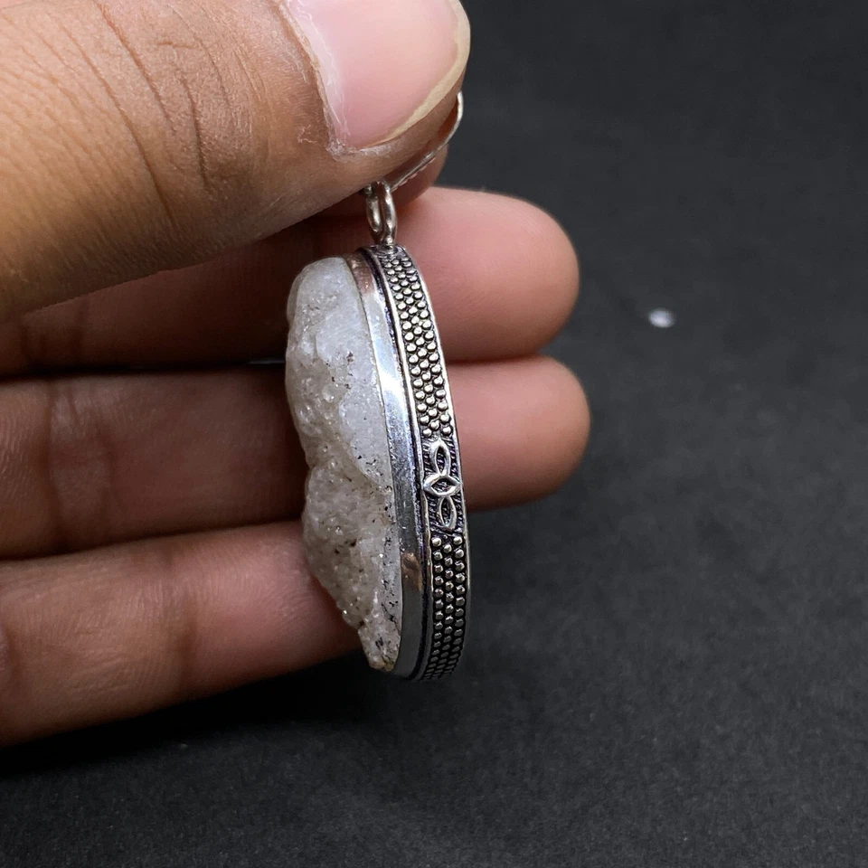 Colgante de cristal natural hecho a mano de cuarzo rosa áspero de plata de ley 925 maciza Foto 2 de 4