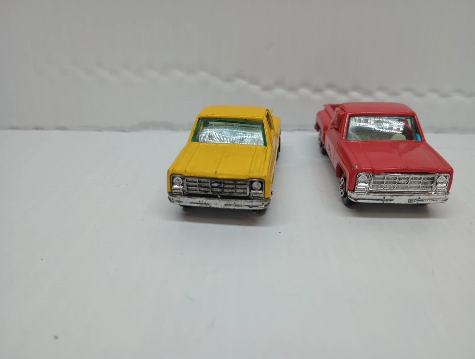 Camioneta pick-up Chevy Stepside Yatming de colección roja y amarilla hecha en Hong Kong Foto 4 de 4