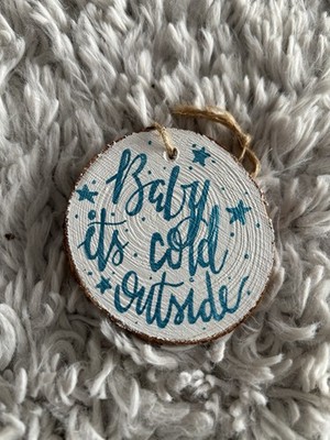 Handbemalte Holzscheibe ''Baby It's Cold Outside'' Zitat Wandbehang/Baumschmuck