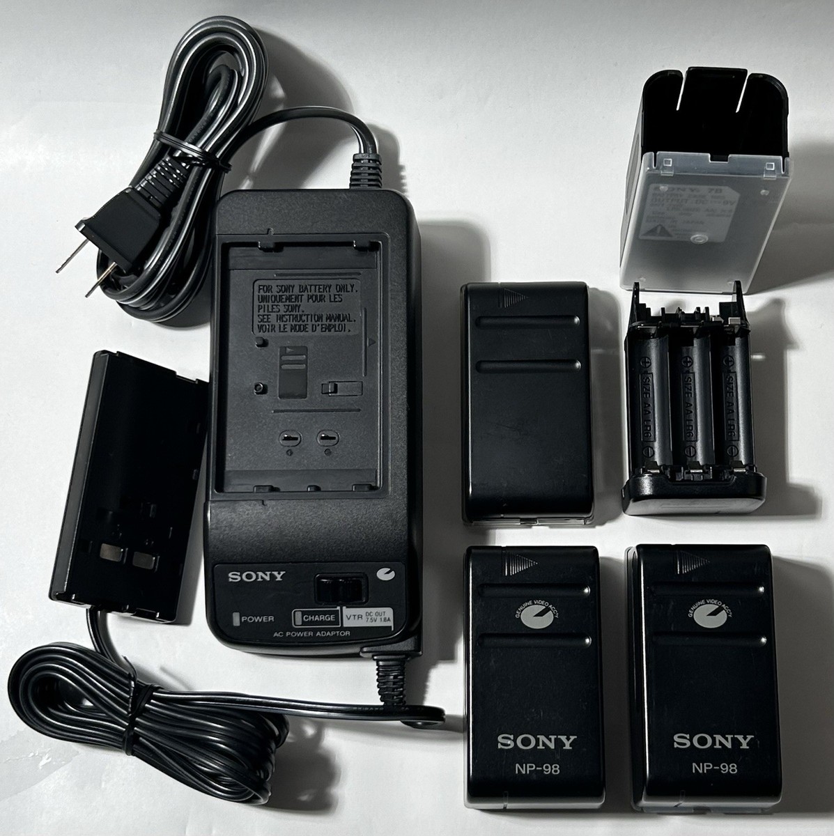 Sony Handycam Vision CCD-TRV33 NTSC Video8 8mm Video Camera