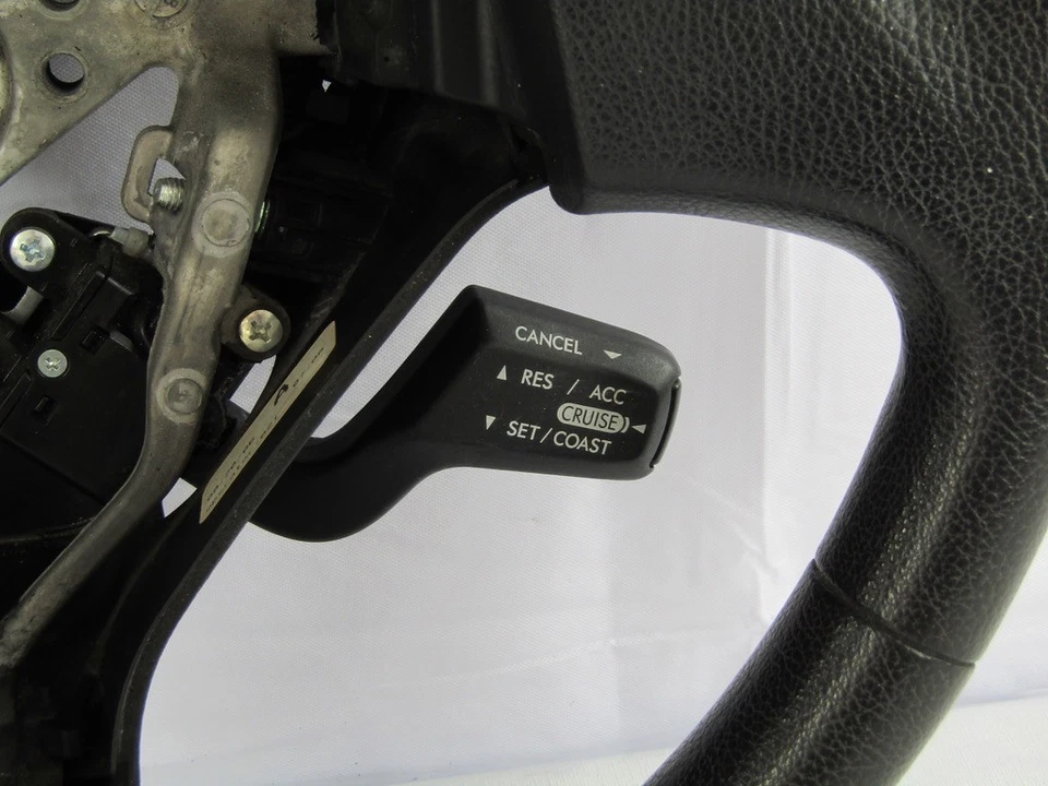 Volante Subaru Legacy Outback 2005-2007 con control de crucero negro OEM Foto 3 de 4