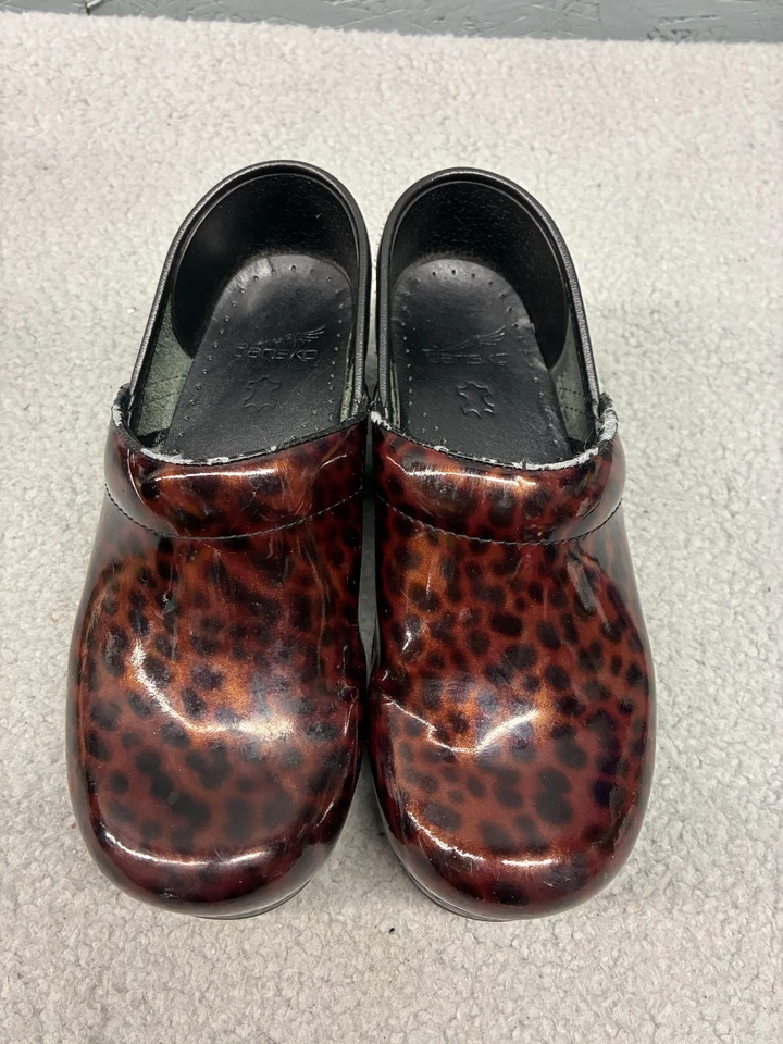 Zuecos profesionales Dansko para mujer 37 EE. UU. 6,5 charol negro y charol de leopardo marrón Foto 3 de 4