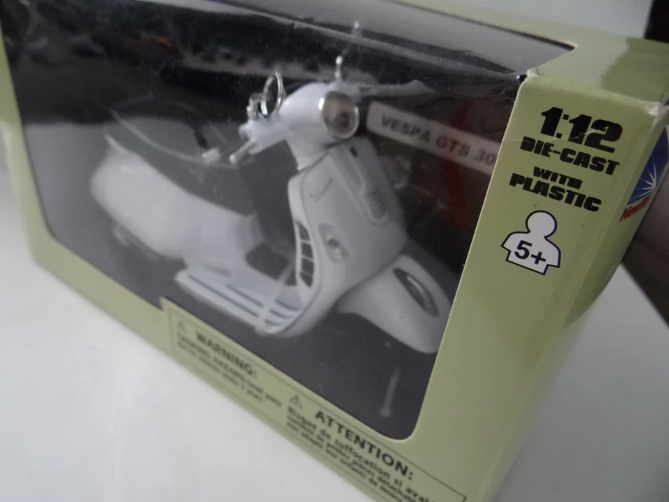 NEW RAY VESPA ROLLER GTS 300 SUPER WEISS MODELLAUTO 1:12 SAMMLER MODELL - Bild 3 von 4