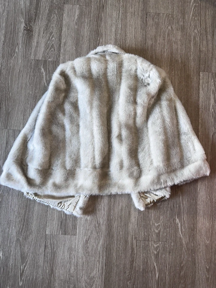 Roaman’s Vtg Faux Mink Cape 1960’s Opera Capelet W/ Forearm Slits Silvery White - Image 4 of 4
