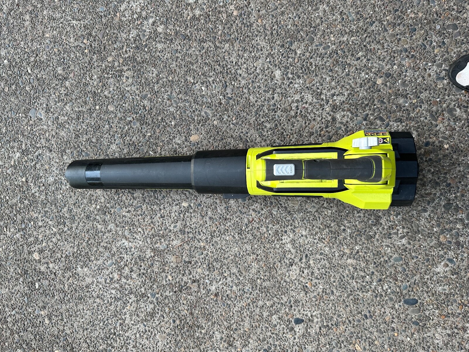 Ryobi RY40470VNM 40V Brushless Handheld Leaf Blower with battery and changer