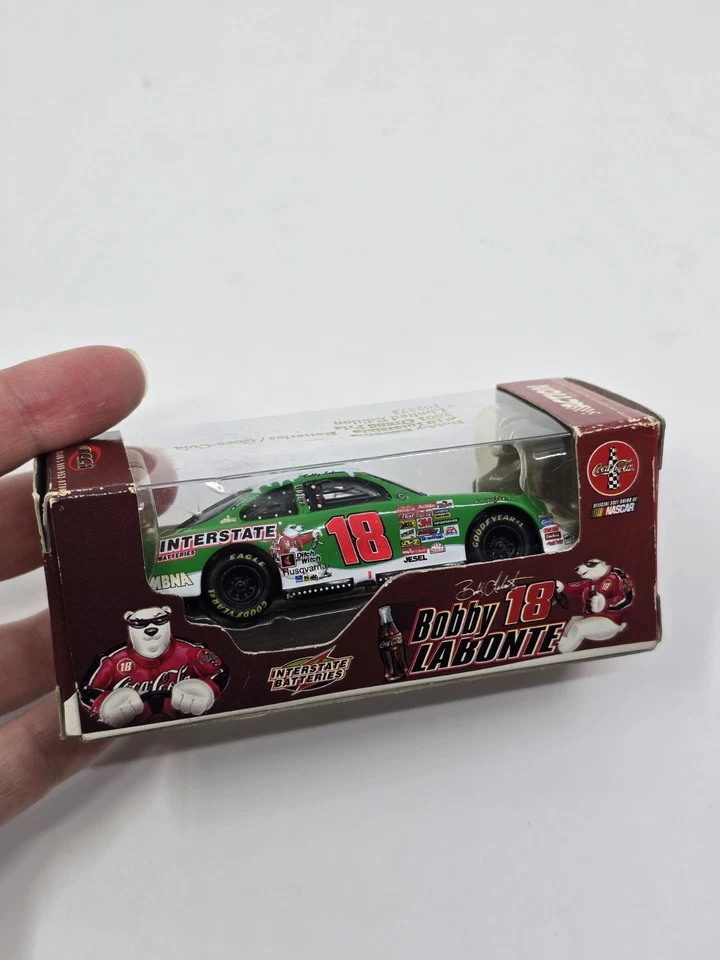Литая модель Nascar No18 Bobby Labonte 2001 Grand Prix Coca-Cola 1:64 ПОДПИСАННАЯ КОРОБКА - Изображение 2 из 4