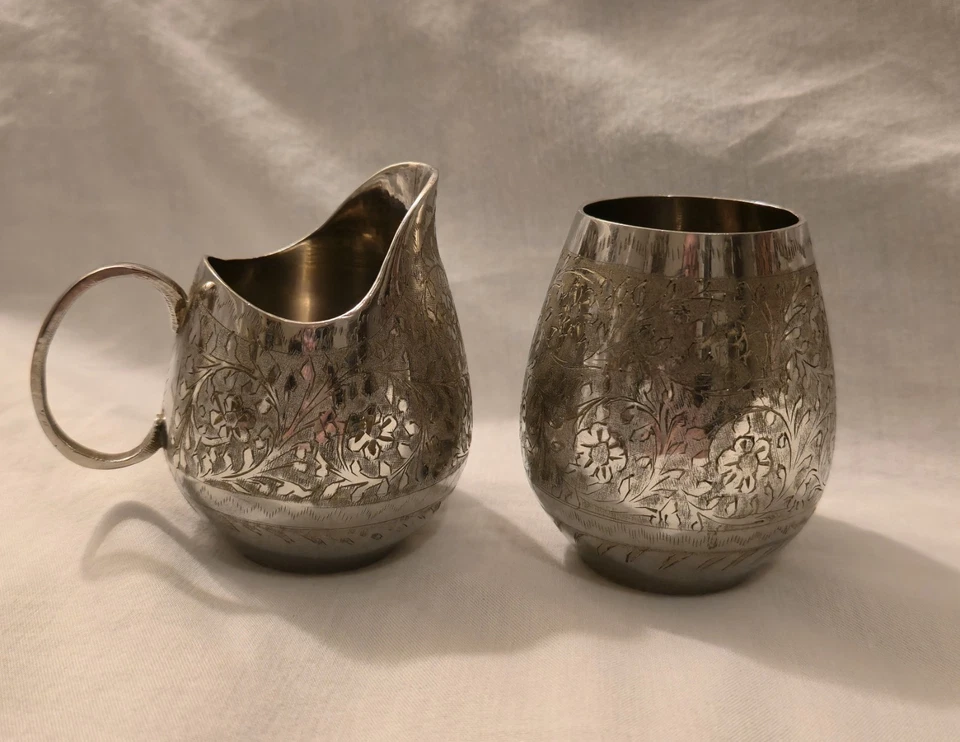 Juego de azúcar y crema grabados vintage India plata sobre latón pequeño Foto 2 de 4