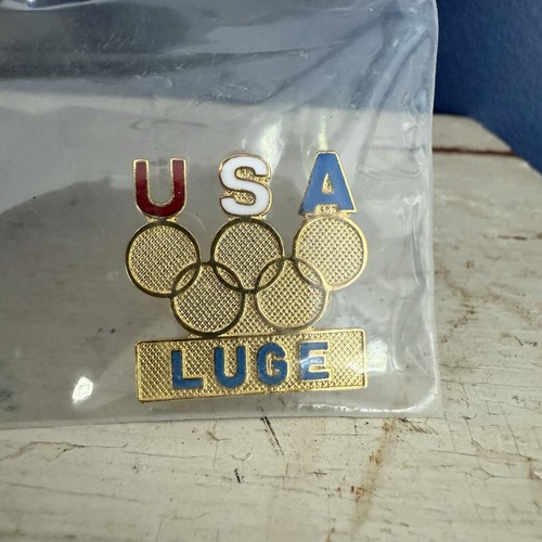 1980 Vintage Lake Placid Olympische Spiele Rodel 5 Ringe Souvenir Hut Pin Neu aus altem Lagerbestand - Bild 2 von 4
