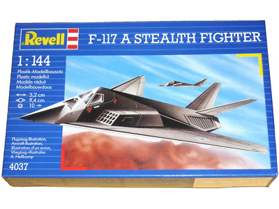 REVELL 4037 LOCKHEED F-117 A STEALTH FIGHTER 1:144 TARNKAPPENBOMBER (1990)