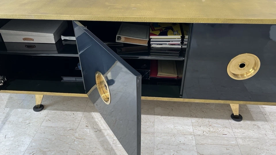 Aparador Scala de resina negra de 3 puertas/latón y cocodrilo en relieve (90" X 22" X 28") Foto 3 de 4