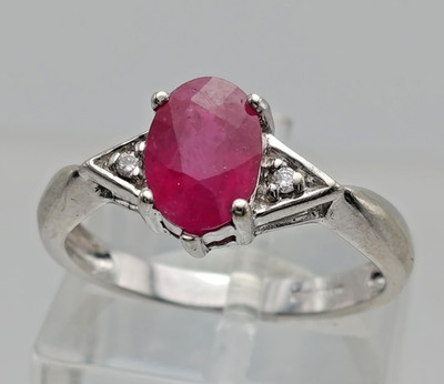 Ring 9 kt Weißgold besetzt mit einem 1,6 Karat 8,5 x 6 mm ovalen facettierten Rubin & Diamanten