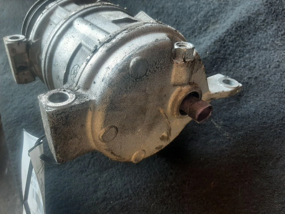2000 01 2002 CHEVROLET SUBURBAN 1500 AC Compressor 6.0L With Rear AC 19130450 - Image 3 of 4