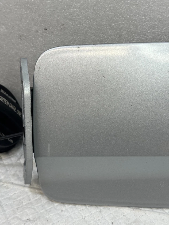 2010 HYUNDAI ACCENT TAMPA DA PORTA DE ENCHIMENTO DO TANQUE DE COMBUSTÍVEL GASOLINA 69510-1E001 FABRICANTE DE EQUIPAMENTO ORIGINAL (116) - Imagem 2 de 4