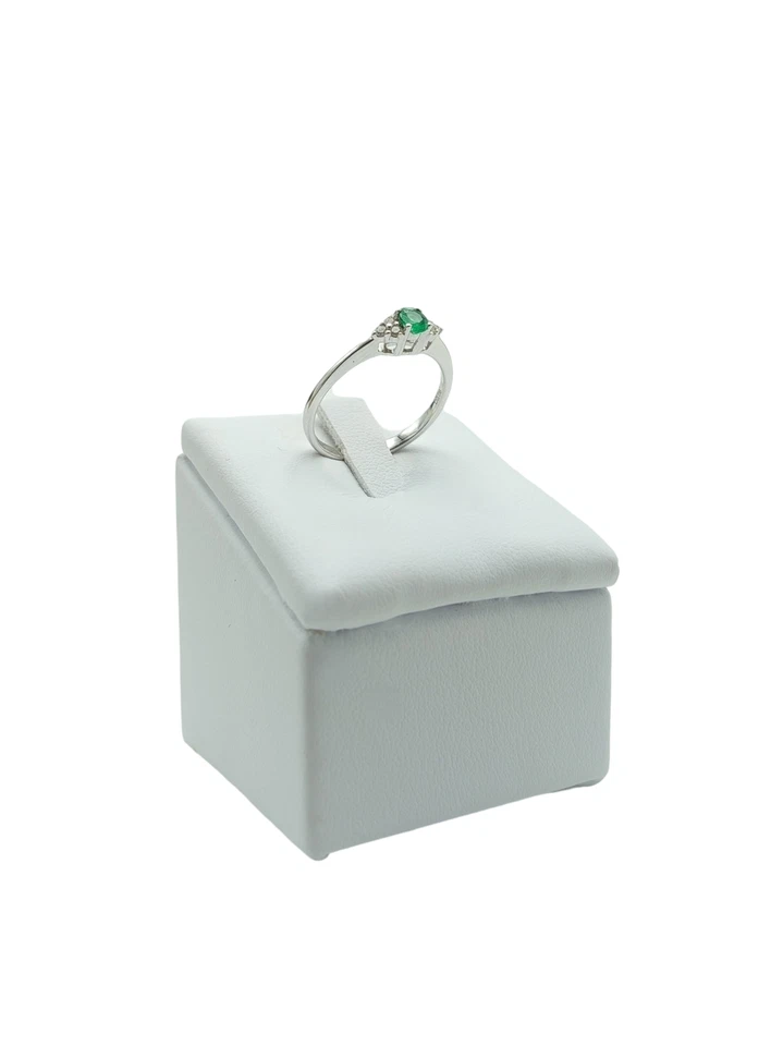 Anello da donna by Giorgio Visconti, in oro bianco 18kt con diamanti e smeraldi. - Immagine 3 di 4