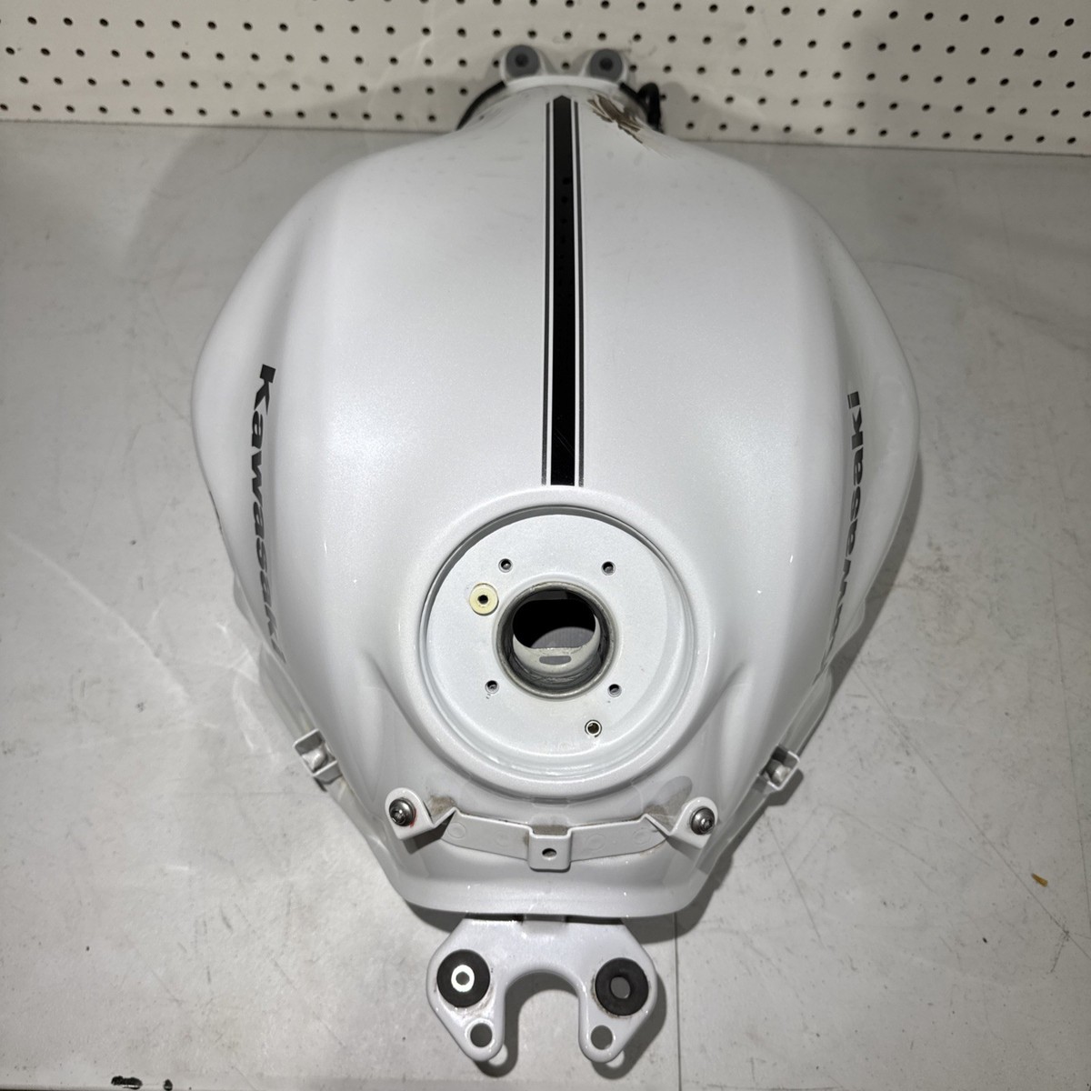 20-25 KAWASAKI NINJA EX650 Z650 650 GAS TANK FUEL PETROL WHITE OEM