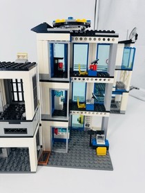 Lego CITY Police Station 60141 ~ missing 4 minifigs & crook's truck