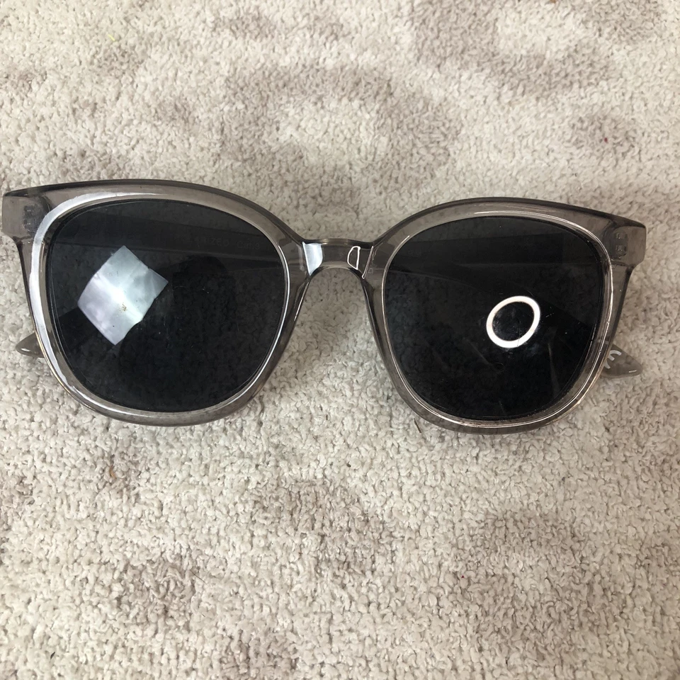 Gafas de sol Foster Grant SR1022 - marco gris translúcido redondo Foto 2 de 4