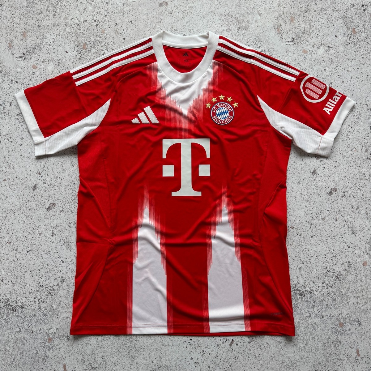 Bayern Munich 2025/2026 Home Football Shirt Adidas Jersey JJ2137