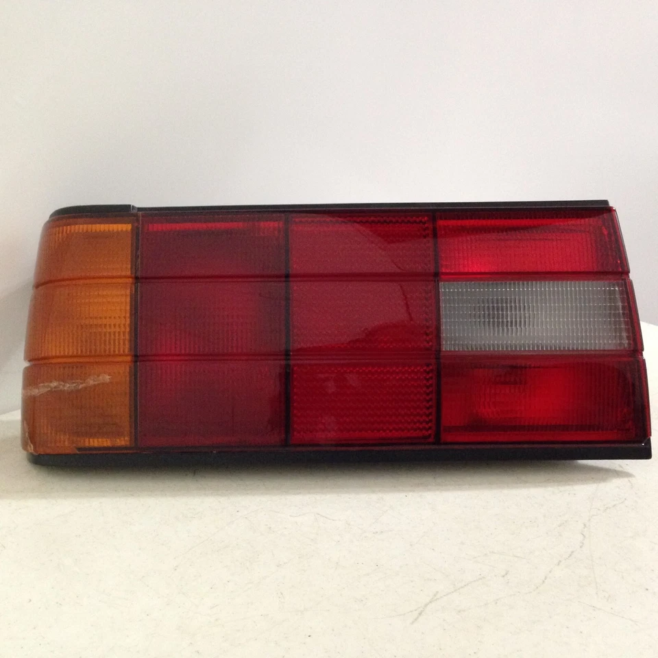 Luces traseras laterales del pasajero derecho BMW E30 1982-1994 Euro Facelift OEM Foto 2 de 4