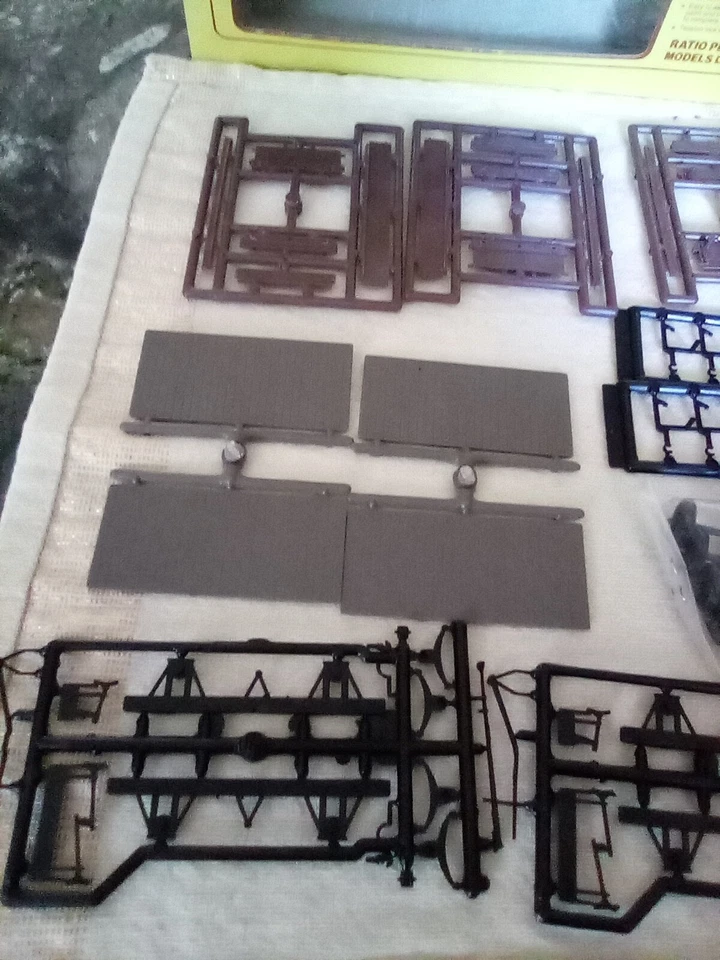 Kit ferroviario escala RATIO #755--4 vagones de vías con cargas Foto 2 de 4