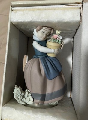 LLADRO FIGURINE #5223 ''SPRING IS HERE'' - MATTE FINISH IN ORIGINAL BOX