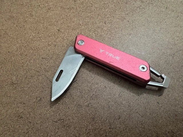 TRUE Utility TRU-KNF - Llavero Cuchillo Aluminio ROSA - Excelente Estado Foto 3 de 4