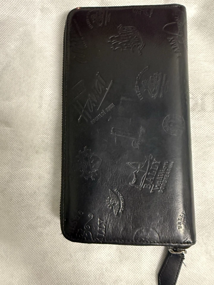 Cartera Bally Suiza Cremallera Alrededor Negra 7x4 Grande Logo Cuero Acolchado $645 Foto 2 de 4