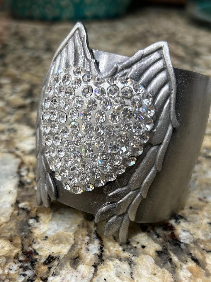 NUEVO Brazalete grande corazón peltre diamantes de imitación con alas de ángel $59 venta al por menor Foto 3 de 3