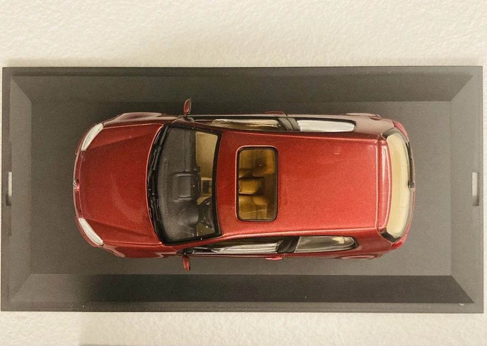 Modellino VW Golf V Serie 3P 2003-08 Rosso Metallizzato 1:43 Schuco - Boxed - Immagine 4 di 4